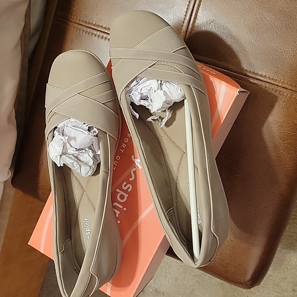 Easy Spirit Acasia Slip-On Flats Size 8 Tan Beige